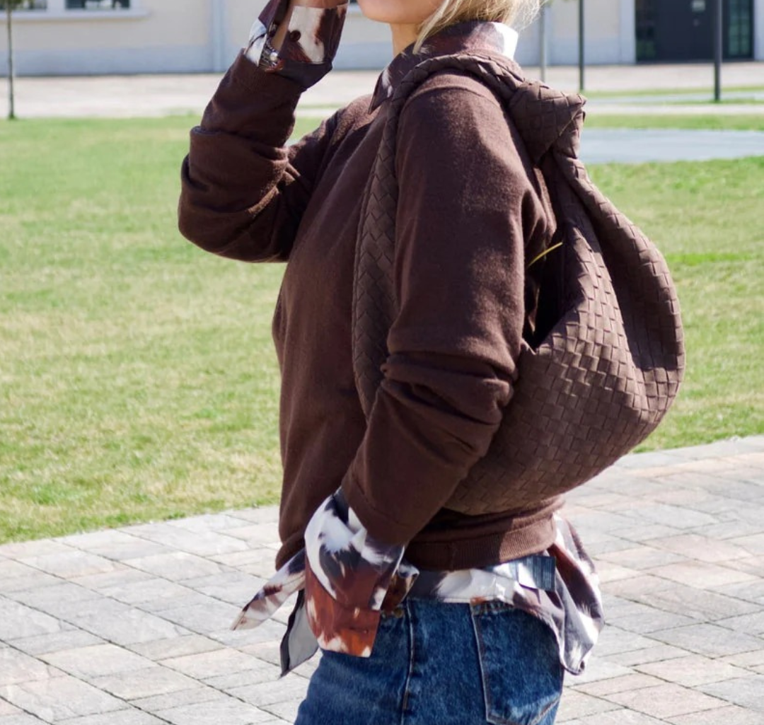 Schultertasche aus geknotetem Wildleder